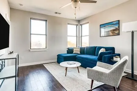 Two Cozysuites Bold Music Row In Apartment