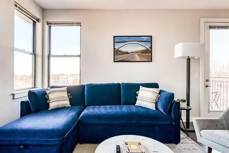 Two Cozysuites Bold Music Row In Apartment