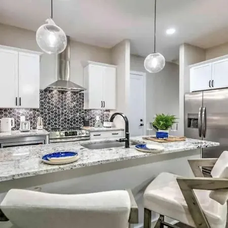 Luxury Four-story Home, Rooftop Deck With Views, Pingpong! Sleeps 12! Nashville