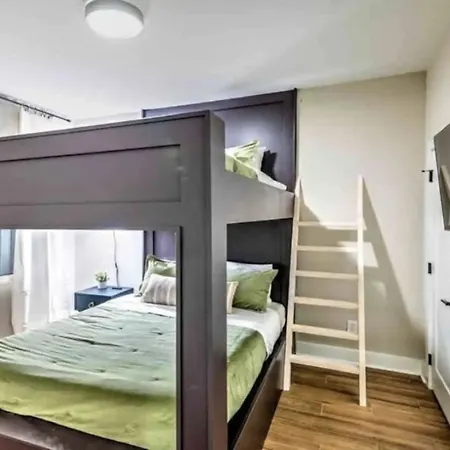 Luxury Four-story Home, Rooftop Deck With Views, Pingpong! Sleeps 12! Holiday home
