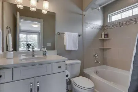 Holiday home Twin Belmont Homes W 8 King 4 Living Sleep Up To 24 Guests Walk To Belmont & Vanderbilt Near Music Row The Gulch & 12 South 2 Miles To Broadway Smart Tvs Parking 24 Hr Hospitality Nashville