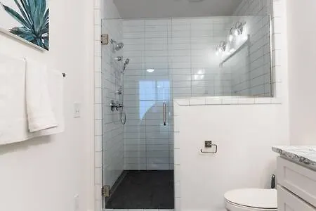 Luxe Hillsboro Village Homes For 24 With 4 Patios, Rooftops And Garage Parking, Gourmet Kitchens And Smart Tvs, Walk To Vanderbilt, Pancake Pantry And Fido, 24hr Hospitality, 10 Min To Broadway And The Parthenon Holiday home *