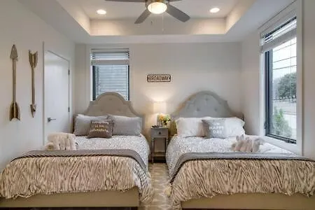 6 Bedroom Gulch Homes, Garages, Rooftops, Walk To Gulch 10 Mins To Broadway, 24 Hour Hospitality Team, Perfect For Groups * Nashville