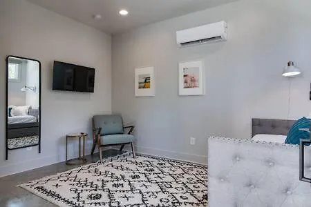 East Homes For Family Gatherings Holiday home *