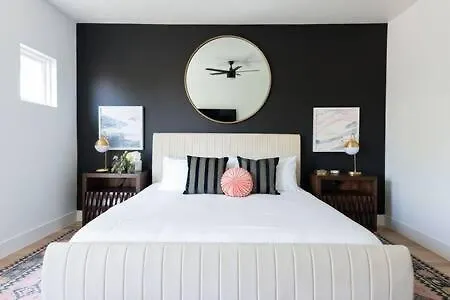 Holiday home 6 Bed With En Baths, Host Up To 20, Rooftops, Parking, Gourmet Kitchens, Cozy Living Spaces, Skyline Views & Fire Table, Near Downtown, Distilleries & Marathon Village, High-speed Wi-fi, 24hr Hospitality Nashville
