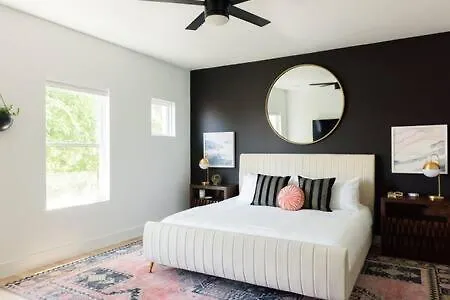 6 Bed With En Baths, Host Up To 20, Rooftops, Parking, Gourmet Kitchens, Cozy Living Spaces, Skyline Views & Fire Table, Near Downtown, Distilleries & Marathon Village, High-speed Wi-fi, 24hr Hospitality Holiday home