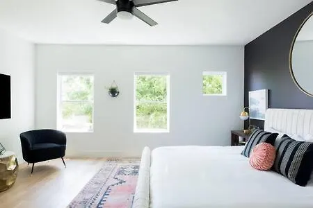 6 Bed With En Baths, Host Up To 20, Rooftops, Parking, Gourmet Kitchens, Cozy Living Spaces, Skyline Views & Fire Table, Near Downtown, Distilleries & Marathon Village, High-speed Wi-fi, 24hr Hospitality