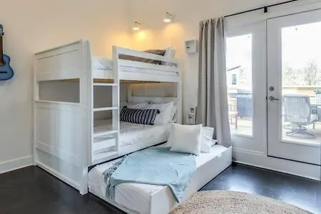 Holiday home 5 Mins To Belmont And Vandy, Rooftop Deck, Garage, 4 Bedroom With Rooftop And Grill, 10 Mins To Broadway, Perfect For Groups, 24 Hour Hospitality, Also Available For Long Term