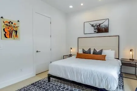 Holiday home 5 Mins To Belmont And Vandy, Rooftop Deck, Garage, 4 Bedroom With Rooftop And Grill, 10 Mins To Broadway, Perfect For Groups, 24 Hour Hospitality, Also Available For Long Term *