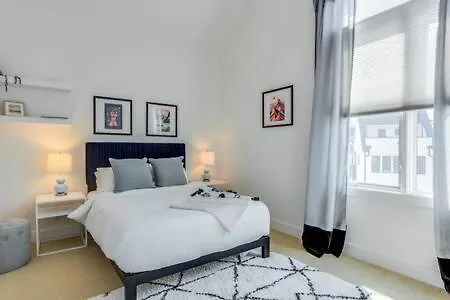 Holiday home 5 Mins To Belmont And Vandy, Rooftop Deck, Garage, 4 Bedroom With Rooftop And Grill, 10 Mins To Broadway, Perfect For Groups, 24 Hour Hospitality, Also Available For Long Term Nashville