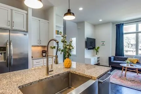 5 Mins To Belmont And Vandy, Rooftop Deck, Garage, 4 Bedroom With Rooftop And Grill, 10 Mins To Broadway, Perfect For Groups, 24 Hour Hospitality, Also Available For Long Term Nashville