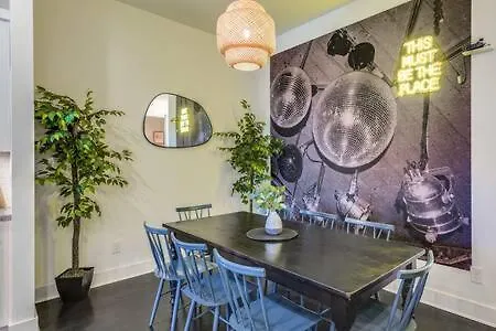 Holiday home 5 Mins To Belmont And Vandy, Rooftop Deck, Garage, 4 Bedroom With Rooftop And Grill, 10 Mins To Broadway, Perfect For Groups, 24 Hour Hospitality, Also Available For Long Term Nashville
