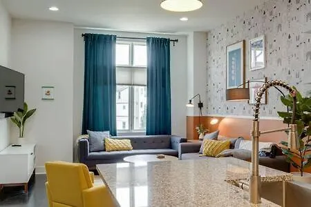 5 Mins To Belmont And Vandy, Rooftop Deck, Garage, 4 Bedroom With Rooftop And Grill, 10 Mins To Broadway, Perfect For Groups, 24 Hour Hospitality, Also Available For Long Term * Nashville