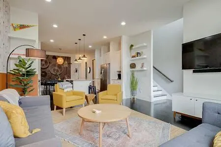 5 Mins To Belmont And Vandy, Rooftop Deck, Garage, 4 Bedroom With Rooftop And Grill, 10 Mins To Broadway, Perfect For Groups, 24 Hour Hospitality, Also Available For Long Term Holiday home Nashville