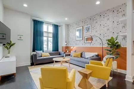 5 Mins To Belmont And Vandy, Rooftop Deck, Garage, 4 Bedroom With Rooftop And Grill, 10 Mins To Broadway, Perfect For Groups, 24 Hour Hospitality, Also Available For Long Term Holiday home