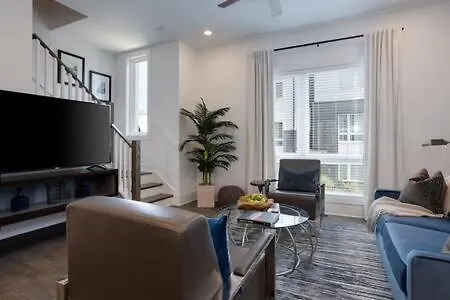 The Leland- Luxury Escape Near Local Favorites Holiday home