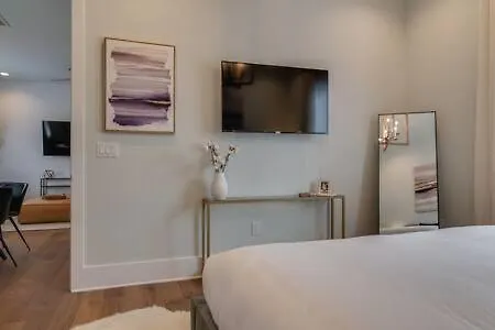 7br Retreat, Rooftops, Garages, Walkable To Faves 5 Mins To Nissan Stadium, Less Than 10 Mins To Broadway, 24 Hr Hospitality, Great For Groups *