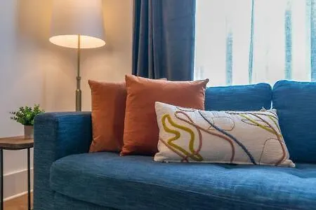 7br Retreat, Rooftops, Garages, Walkable To Faves 5 Mins To Nissan Stadium, Less Than 10 Mins To Broadway, 24 Hr Hospitality, Great For Groups Holiday home Nashville