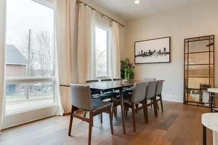 Holiday home 7br Retreat, Rooftops, Garages, Walkable To Faves 5 Mins To Nissan Stadium, Less Than 10 Mins To Broadway, 24 Hr Hospitality, Great For Groups
