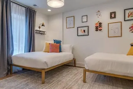 7br Retreat, Rooftops, Garages, Walkable To Faves 5 Mins To Nissan Stadium, Less Than 10 Mins To Broadway, 24 Hr Hospitality, Great For Groups Holiday home