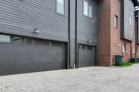 Holiday home 7br Retreat, Rooftops, Garages, Walkable To Faves 5 Mins To Nissan Stadium, Less Than 10 Mins To Broadway, 24 Hr Hospitality, Great For Groups *