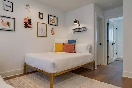 7br Retreat, Rooftops, Garages, Walkable To Faves 5 Mins To Nissan Stadium, Less Than 10 Mins To Broadway, 24 Hr Hospitality, Great For Groups *