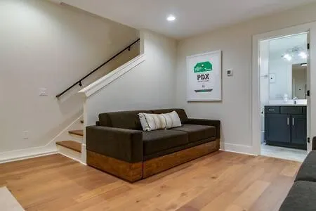 7br Retreat, Rooftops, Garages, Walkable To Faves 5 Mins To Nissan Stadium, Less Than 10 Mins To Broadway, 24 Hr Hospitality, Great For Groups * Nashville
