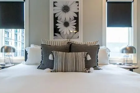 7br Retreat, Rooftops, Garages, Walkable To Faves 5 Mins To Nissan Stadium, Less Than 10 Mins To Broadway, 24 Hr Hospitality, Great For Groups Holiday home Nashville
