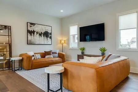 7br Retreat, Rooftops, Garages, Walkable To Faves 5 Mins To Nissan Stadium, Less Than 10 Mins To Broadway, 24 Hr Hospitality, Great For Groups *