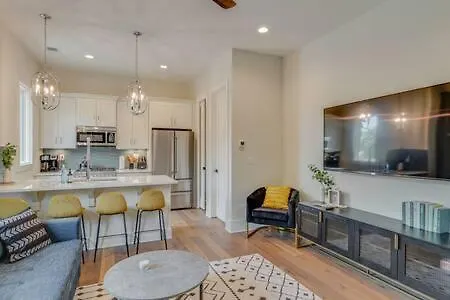 Chic Retreat, Garage, Rooftop, Walk To Restaurants, 5 Mins To Nissan Stadium, Less Than 10 Mins To Broadway, Great For Groups And Families, Located In Desirable Neighborhood Near Downtown, 24 Hr Hospitality *