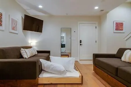 Holiday home Spacious 4br, Rooftop Patio, Garage, Walk To Faves, 5 Mins To Nissan Stadium, Less Than 10 Mins To Broadway, 24 Hr Hospitality, Great For Groups Nashville