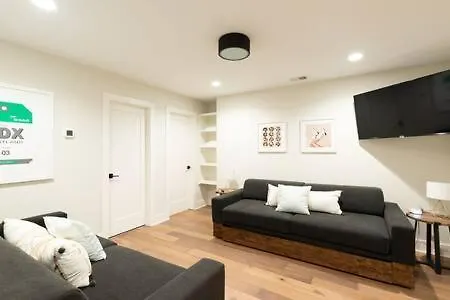Spacious 4br, Rooftop Patio, Garage, Walk To Faves, 5 Mins To Nissan Stadium, Less Than 10 Mins To Broadway, 24 Hr Hospitality, Great For Groups Holiday home Nashville