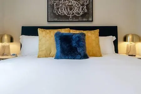 Holiday home Spacious 4br, Rooftop Patio, Garage, Walk To Faves, 5 Mins To Nissan Stadium, Less Than 10 Mins To Broadway, 24 Hr Hospitality, Great For Groups *