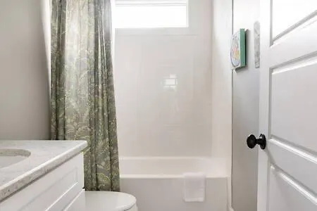 1-story Family With Fenced Yard, Grill, Parking, Sleeps 10, 5 Mins To Five Points & Nissan Stadium, Smart Tvs, Pet-friendly Yard, Patio For Bbqs, Ideal Getaway For Families, 24 Hr Hospitality