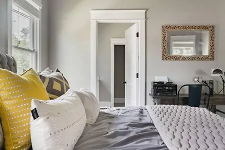 Holiday home 1-story Family With Fenced Yard, Grill, Parking, Sleeps 10, 5 Mins To Five Points & Nissan Stadium, Smart Tvs, Pet-friendly Yard, Patio For Bbqs, Ideal Getaway For Families, 24 Hr Hospitality