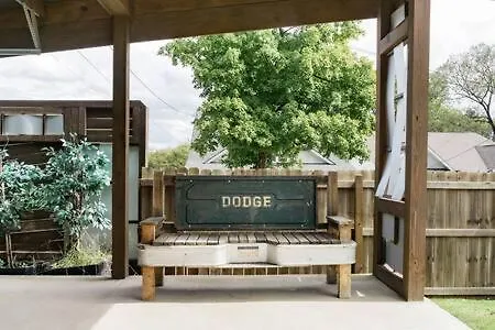 Holiday home 1-story Family With Fenced Yard, Grill, Parking, Sleeps 10, 5 Mins To Five Points & Nissan Stadium, Smart Tvs, Pet-friendly Yard, Patio For Bbqs, Ideal Getaway For Families, 24 Hr Hospitality Nashville