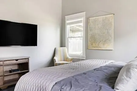 Holiday home 1-story Family With Fenced Yard, Grill, Parking, Sleeps 10, 5 Mins To Five Points & Nissan Stadium, Smart Tvs, Pet-friendly Yard, Patio For Bbqs, Ideal Getaway For Families, 24 Hr Hospitality
