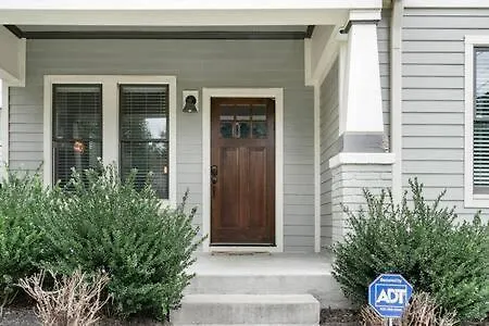 Holiday home 1-story Family With Fenced Yard, Grill, Parking, Sleeps 10, 5 Mins To Five Points & Nissan Stadium, Smart Tvs, Pet-friendly Yard, Patio For Bbqs, Ideal Getaway For Families, 24 Hr Hospitality