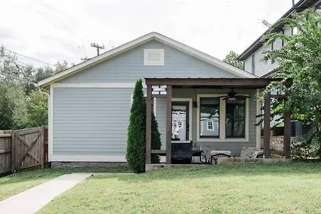 1-story Family With Fenced Yard, Grill, Parking, Sleeps 10, 5 Mins To Five Points & Nissan Stadium, Smart Tvs, Pet-friendly Yard, Patio For Bbqs, Ideal Getaway For Families, 24 Hr Hospitality Holiday home Nashville