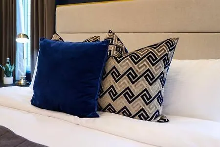 Stylish 4 Bed, Skyline Views From Rooftop, Garage , Gourmet Kitchen, Cozy Living Space, Dedicated Parking, Near Distilleries, Marathon Village & Nightlife, Chic Skyline Views, Great For Groups, 24 Hour Hospitality