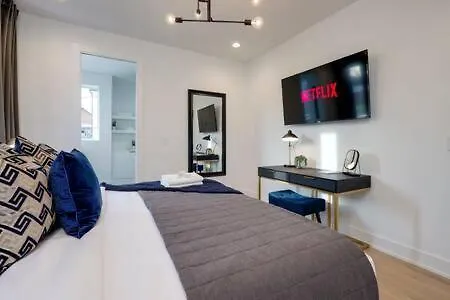 Stylish 4 Bed, Skyline Views From Rooftop, Garage , Gourmet Kitchen, Cozy Living Space, Dedicated Parking, Near Distilleries, Marathon Village & Nightlife, Chic Skyline Views, Great For Groups, 24 Hour Hospitality Holiday home