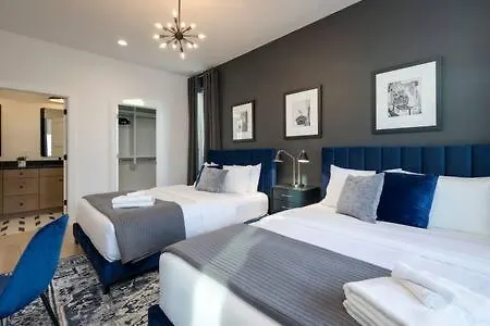 Stylish 4 Bed, Skyline Views From Rooftop, Garage , Gourmet Kitchen, Cozy Living Space, Dedicated Parking, Near Distilleries, Marathon Village & Nightlife, Chic Skyline Views, Great For Groups, 24 Hour Hospitality * Nashville