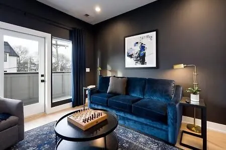 Stylish 4 Bed, Skyline Views From Rooftop, Garage , Gourmet Kitchen, Cozy Living Space, Dedicated Parking, Near Distilleries, Marathon Village & Nightlife, Chic Skyline Views, Great For Groups, 24 Hour Hospitality Holiday home