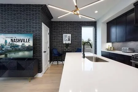 Stylish 4 Bed, Skyline Views From Rooftop, Garage , Gourmet Kitchen, Cozy Living Space, Dedicated Parking, Near Distilleries, Marathon Village & Nightlife, Chic Skyline Views, Great For Groups, 24 Hour Hospitality Holiday home *