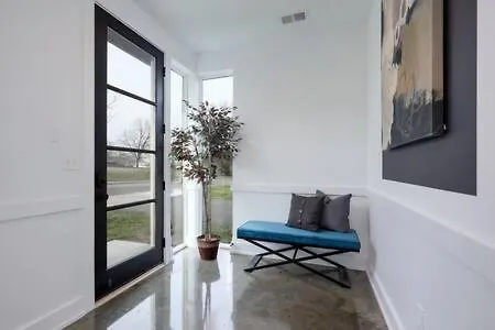 Stylish 4 Bed, Skyline Views From Rooftop, Garage , Gourmet Kitchen, Cozy Living Space, Dedicated Parking, Near Distilleries, Marathon Village & Nightlife, Chic Skyline Views, Great For Groups, 24 Hour Hospitality Holiday home