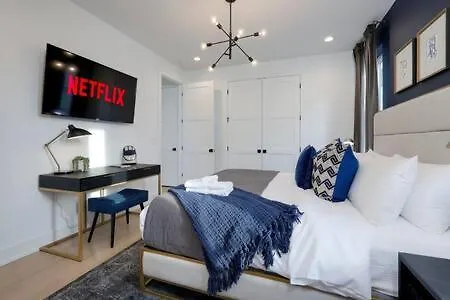 Stylish 4 Bed, Skyline Views From Rooftop, Garage , Gourmet Kitchen, Cozy Living Space, Dedicated Parking, Near Distilleries, Marathon Village & Nightlife, Chic Skyline Views, Great For Groups, 24 Hour Hospitality Nashville