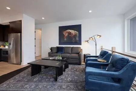 Stylish 4 Bed, Skyline Views From Rooftop, Garage , Gourmet Kitchen, Cozy Living Space, Dedicated Parking, Near Distilleries, Marathon Village & Nightlife, Chic Skyline Views, Great For Groups, 24 Hour Hospitality