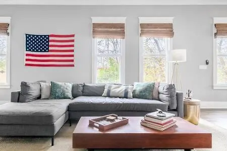 Holiday home Spacious Dog Friendly 3 Bedroom Townhome, Grill, Patio 3 Blocks To Grocer, 5 Mins To 5 Points, 15 Mins To Broadway, 24 Hour Hospitality Team, Perfect For Families