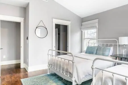 Holiday home Spacious Dog Friendly 3 Bedroom Townhome, Grill, Patio 3 Blocks To Grocer, 5 Mins To 5 Points, 15 Mins To Broadway, 24 Hour Hospitality Team, Perfect For Families