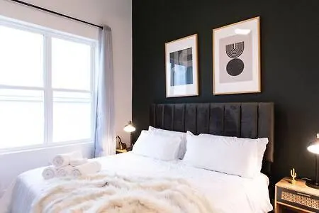 Luxury Hillsboro Village Rooftop Retreat Sleep 12 W Chef S Kitchen Smart Tvs & Garage Walk To Vanderbilt Pancake Pantry & Boutique Shopping Minutes To Broadway 12 South & The Parthenon 24 7 Hospitality Holiday home *